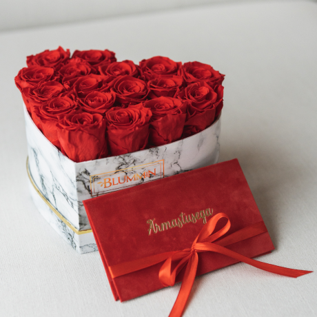  KOMPLEKT - SÜDAMEKUJULINE KARP 17 VIBRANT RED ROOSIDEGA JA SAMETIST KAART ARMASTUSEGA