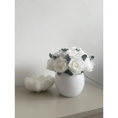 BOUQUET WITH WHITE ROSES & EUKALYPTUS IN WHITE CERMIC 