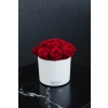 valge keraamika punaste roosidega bukett.jpg